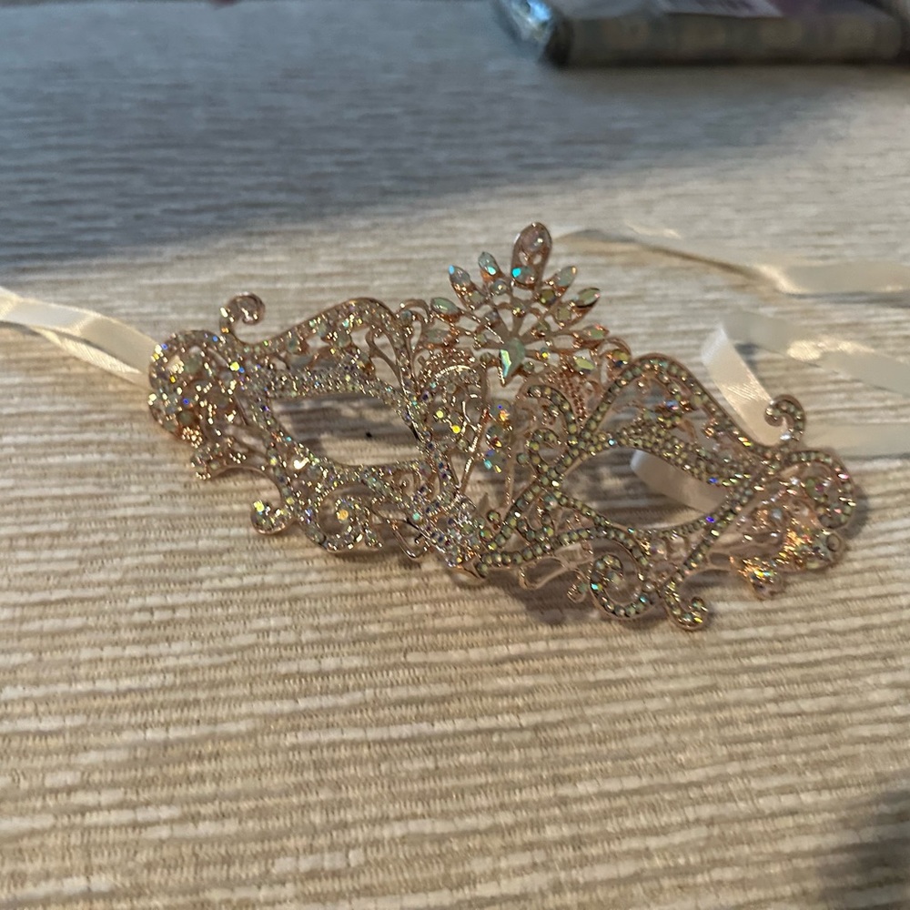"Elegant Rhinestone Masquerade Mask – Perfect for Glamorous Events" - Picture 2 of 6